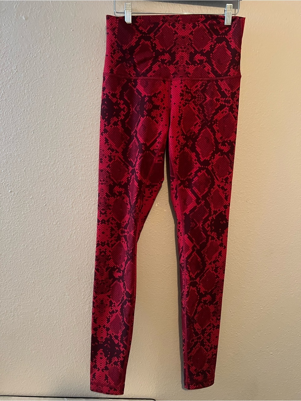 Lululemon Wunder Under Pant Red Snake Yoga Gym Athletic Luxtreme Size 10